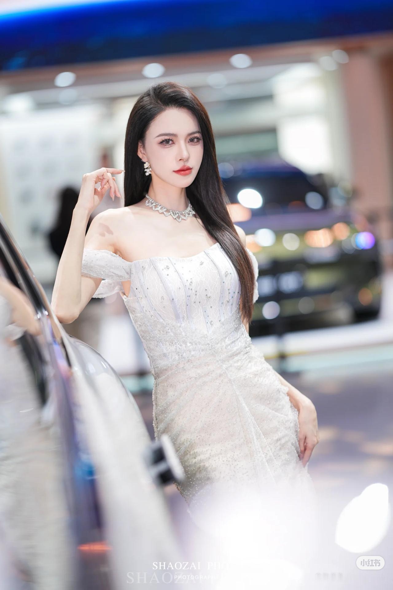 优雅与性感，你会怎么选美女车模穿搭写真