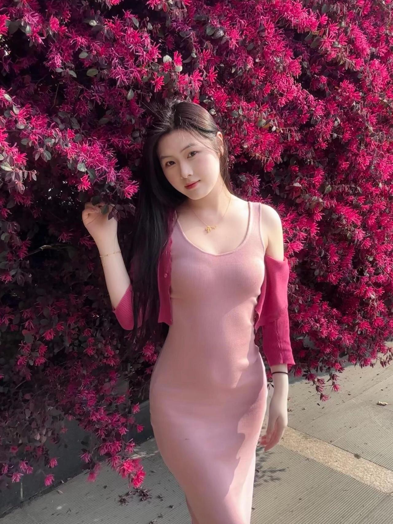 粉色连衣裙与紫色花丛的完美搭配，少女感十足！🌸💗