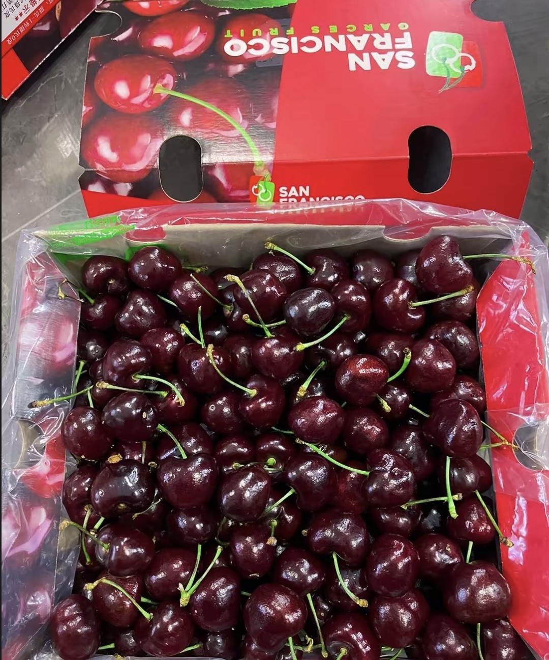 那天朋友聚餐，我老公让我带两箱车厘子去。他说朋友帮了大忙，得意思一下。我以为是小