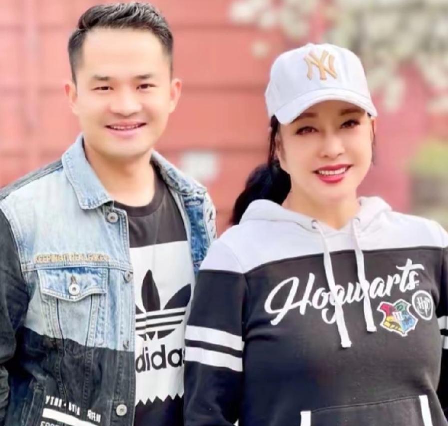 消失了一年多，比刘晓庆小38岁的前男友古柯昨晚半夜又开始了直播，直言说向刘晓庆索