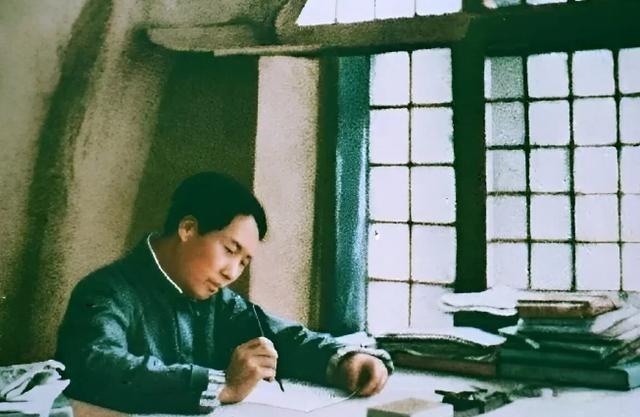 1936年，美国记者斯诺看到毛泽东孤身一人从石窑洞走出来。他满脸疑惑地走上前询问