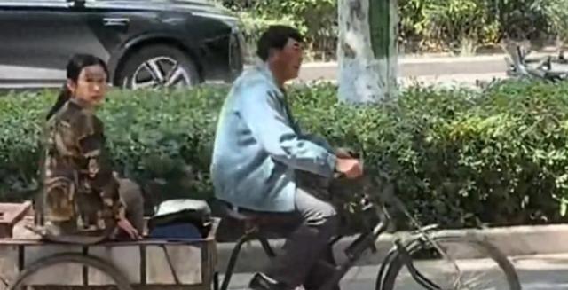 在西安拍到张嘉译秦海璐拍戏，他驼背踩三轮车，女方瘦成瓜子脸了！张嘉译佝着背蹬三