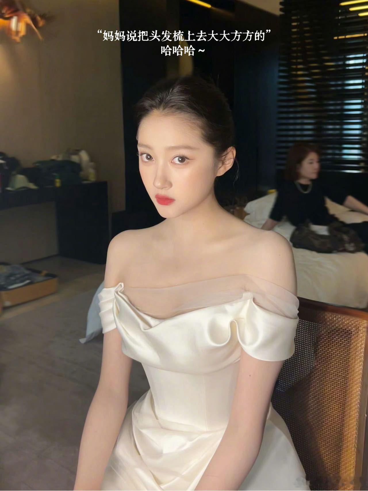关晓彤头发全梳起来大大方方的被妈妈的梳头魔法征服！关晓彤露出额头超显气质，原来