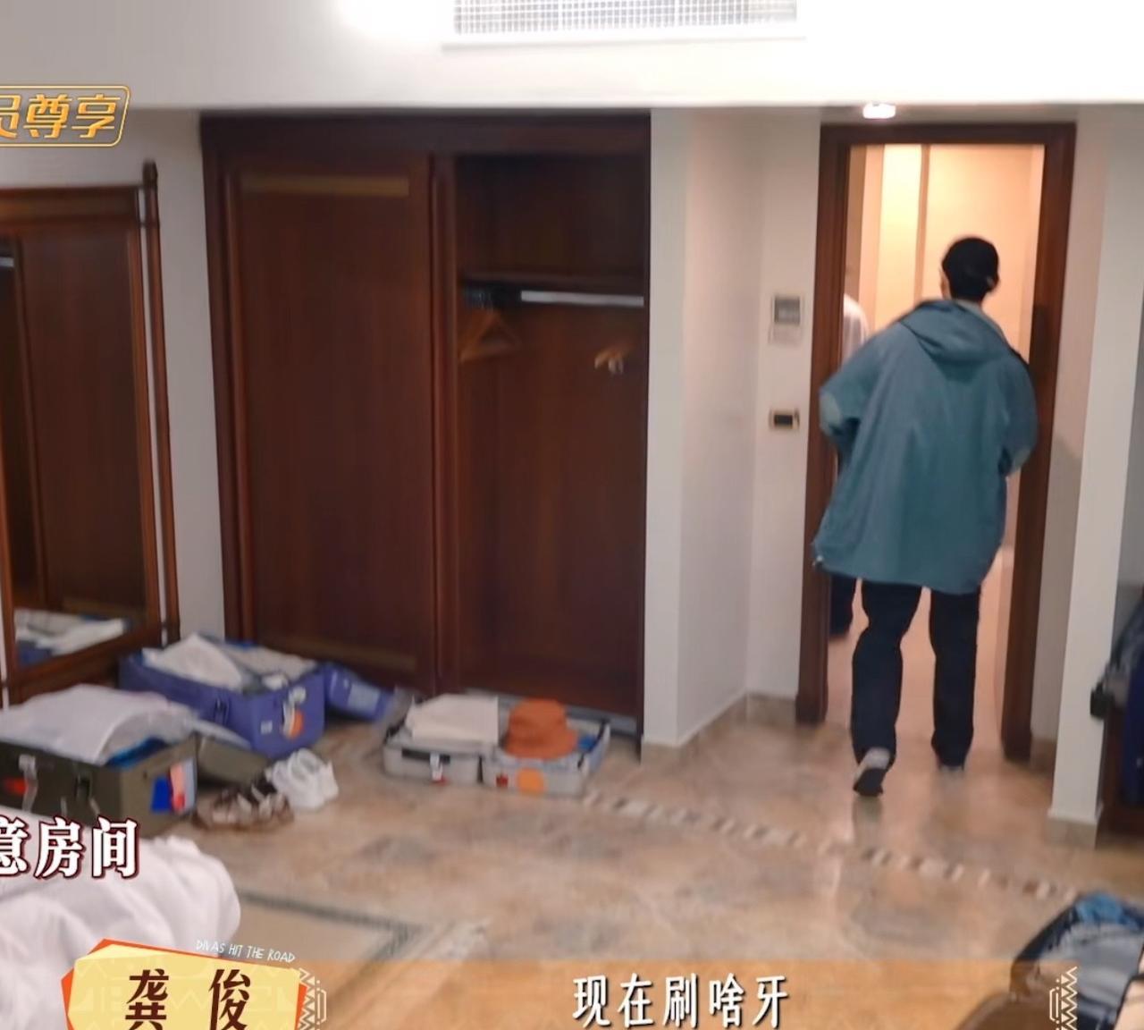 张晚意再刷牙，龚俊催促道：“你现在刷什么牙呢？回吃吃完后回来不也得刷呀？”就这么