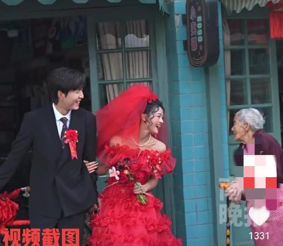 有摄影师给新人拍婚纱照。只是此刻当摄影师快要给新人按下快门时，有一位老奶奶刚