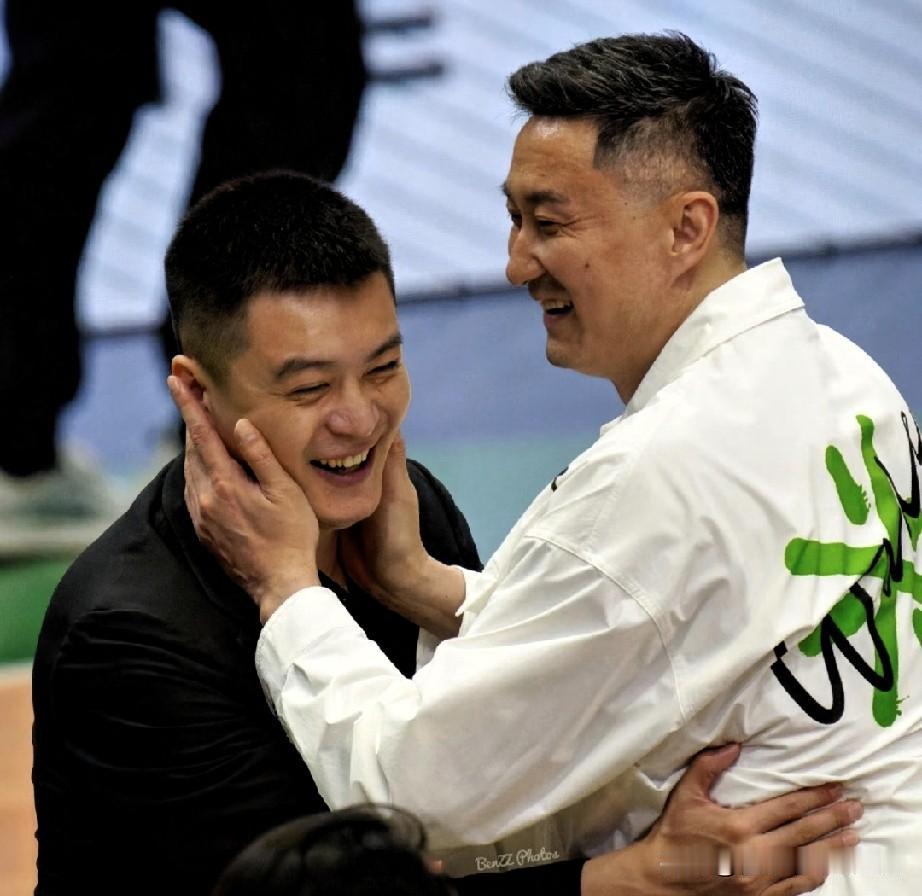 杜锋卸任广东主帅，一石激起千层浪，三点连锁反应，直接改变篮坛格局1.本土教练员