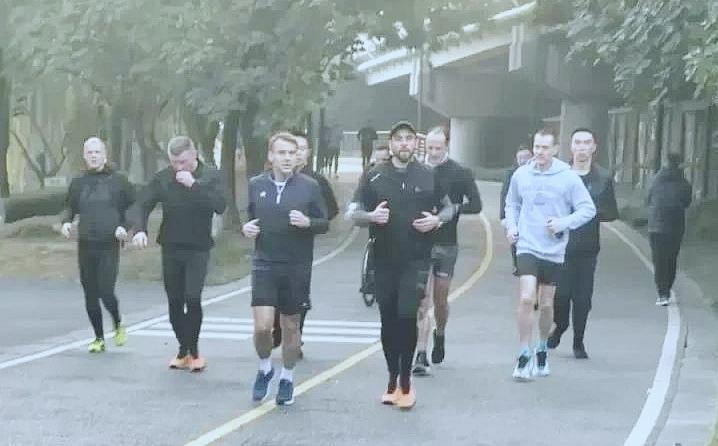 马克龙在成都晨跑又一次刺痛印度人神经，无论空气质量和社会治安都太安全了！正值