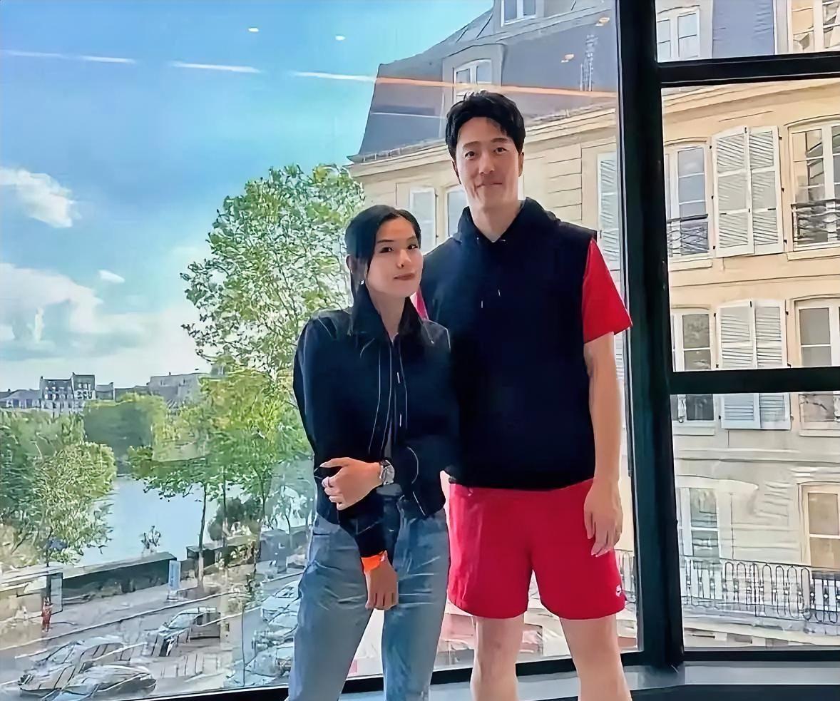 刘翔和妻子吴莎在家里的合影，曾经的“飞人“也不再年轻了。