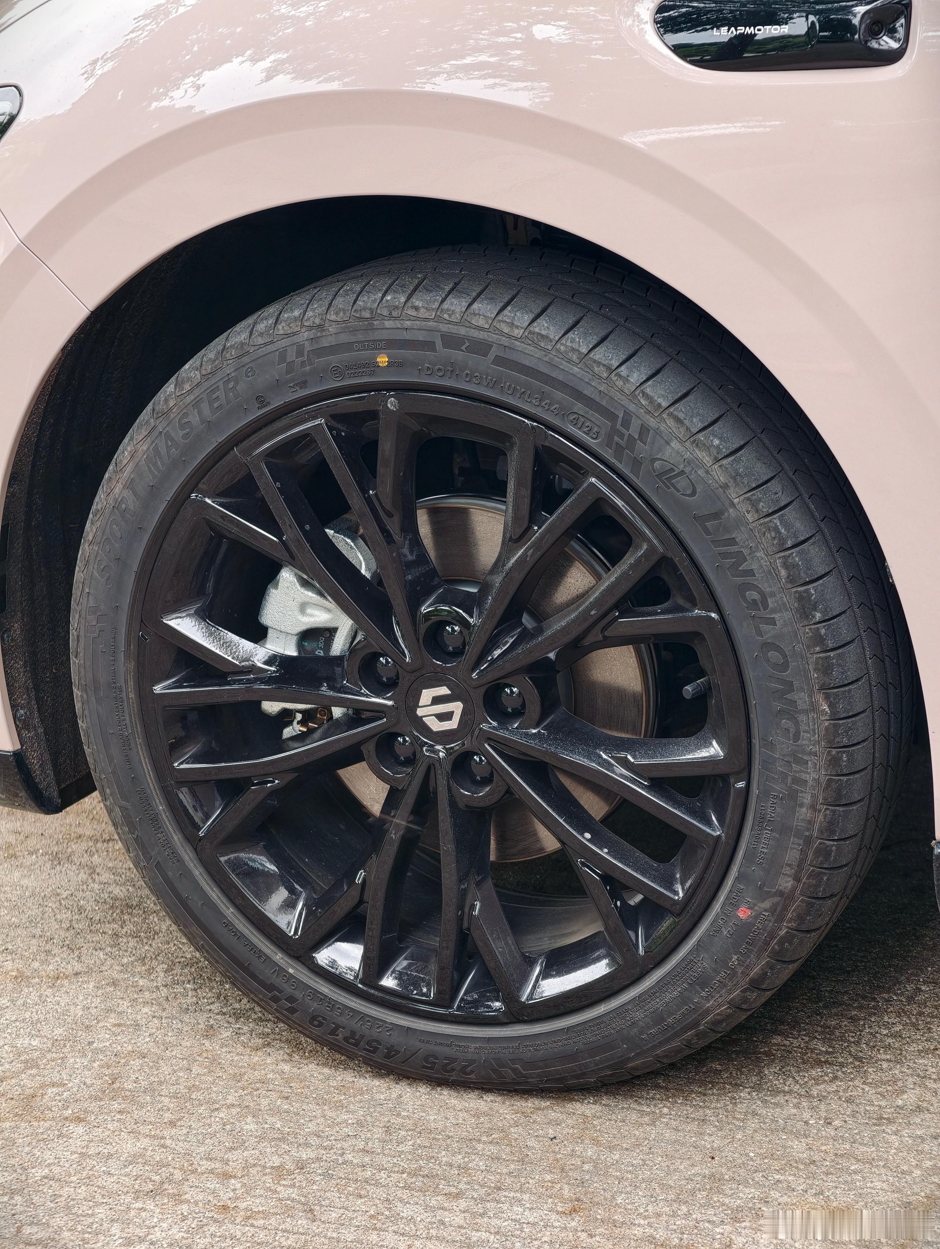 零跑为什么会做Lafa5？两厢车市场，大众ID.3，卖得很差。MINI电动版，