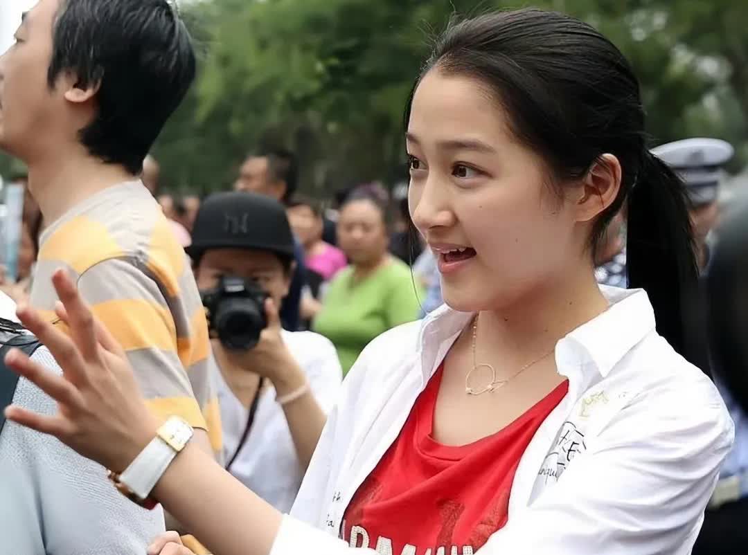 从童星到学霸！关晓彤高考考场甜笑离场，笑容甜炸！素颜出镜美到发光，满脸胶原蛋