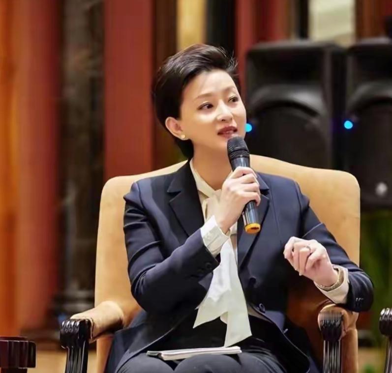 杨澜大概也未曾料到，前夫张一兵，是这么体面。离婚后，他与杨澜断无半点纠葛与往来。
