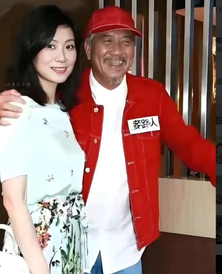 从1996年开始，他追空姐追了六年，专程飞昆明等航班落地。如今儿子都上大学了，大