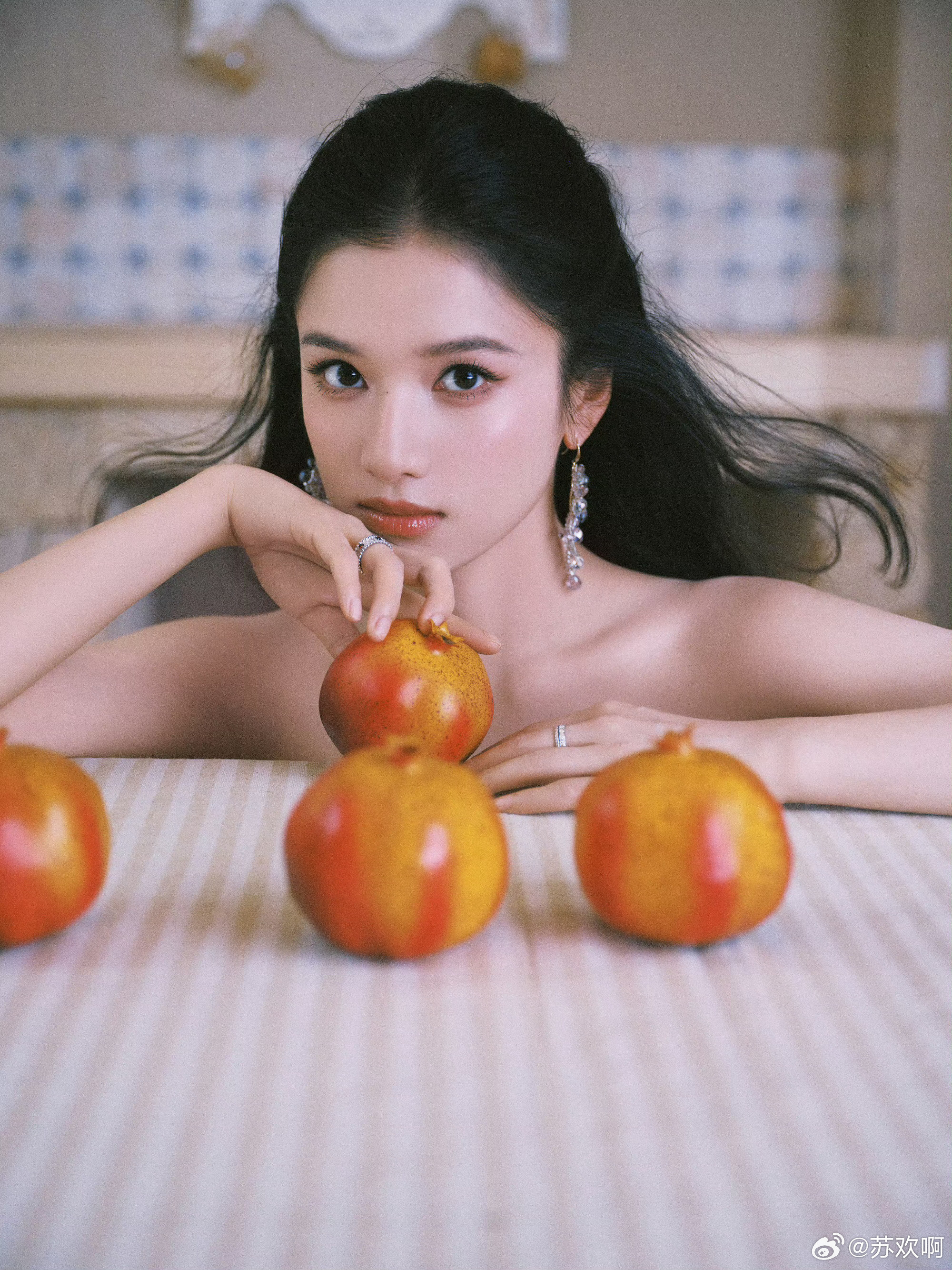 张婧仪浓颜的冲击力谁能躲过张婧仪的浓颜氛围感暴击！张婧仪这组石榴写真，浓郁氛围感