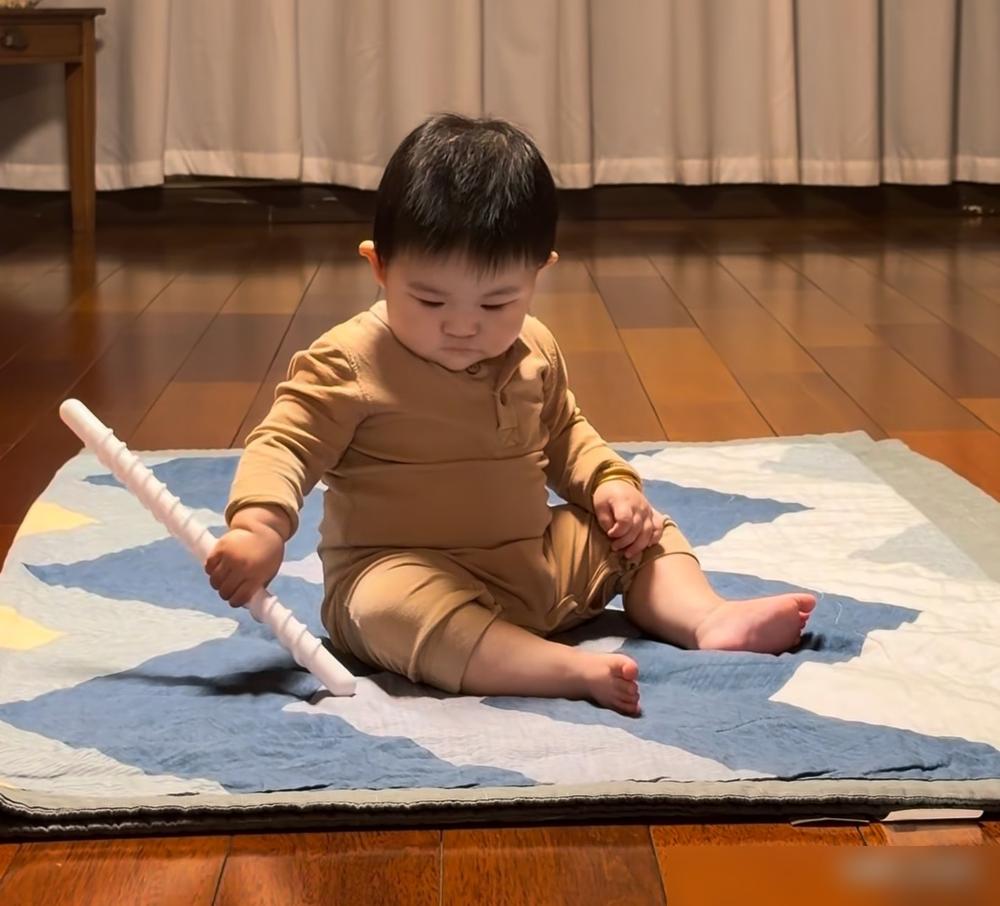 董董藏老婆的脸被骂惨，我扒了与辉同行的后台，才发现这盘棋下得有多大。董宇辉