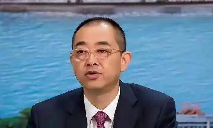 恒大前二号人物夏海钧，在公司待了15年，累计拿走约18.55亿元薪酬。平均下来，
