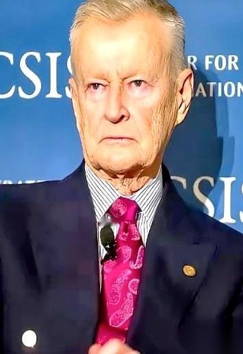 美国一个顶尖的战略大师，晚年翻来覆去就一句话：我们犯了个天大的战略错误，就是在2