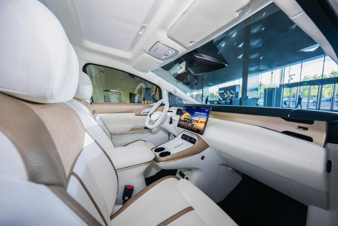 配置越级到离谱，极狐问道V9预订价21.99万起本来以为这种大MPV怎么也要三