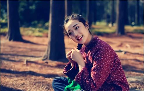 1972年，上海一对知青未婚生下孩子，老乡抱走前，妈妈亲了亲孩子，哭道：