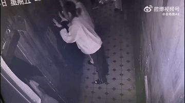 人在做坏事的时候就算被吓到也能一声不吭的！她从惊恐到冷静下来坑闺蜜只用了0.1秒