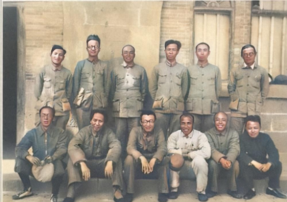 38年前毛主席与同志们的合影，仔细看主席的裤脚和鞋子，会让人忍不住湿润了眼眶1