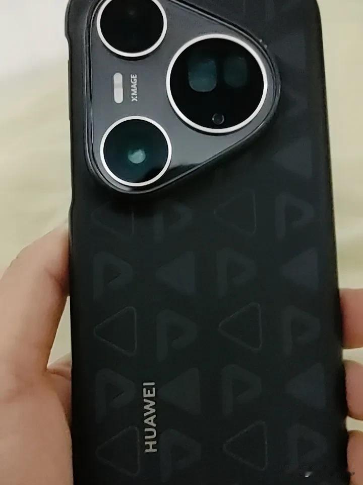 买华为的都是无脑粉？这是某品牌的粉丝说的，他说他有一个亲戚就是无脑买华为的，他