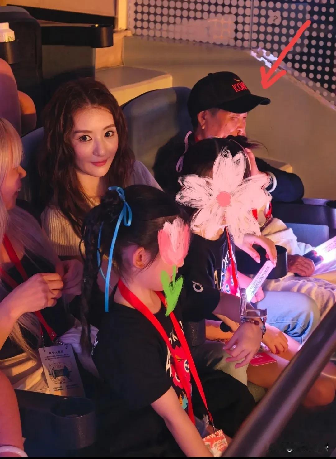 方媛带着外婆，还有两个女儿，现身郭富城的杭州演唱会，化着精致的妆容，穿搭得体，“