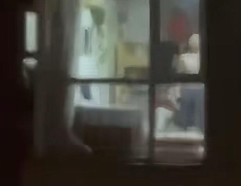 男子在自己家里一丝不挂，结果却被女邻居拍下发业主群谴责，这事到底谁的问题？根据