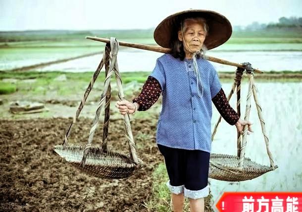 我看见山里郎中救活了舅妈那一年山里郎中用草药救活了晚期肺癌的舅妈。我心生感动。