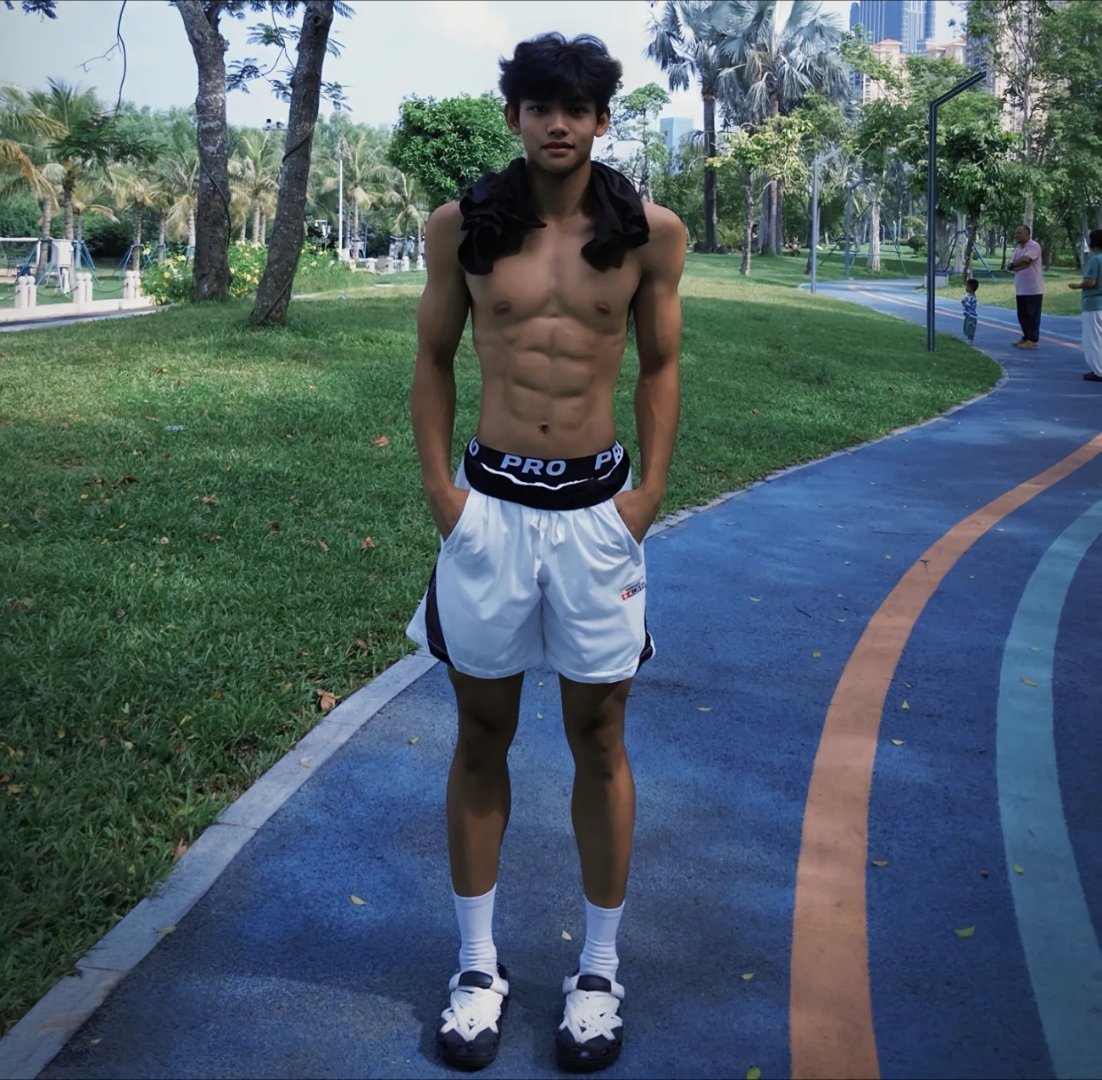 让我们一起对黑皮肌肉男说：