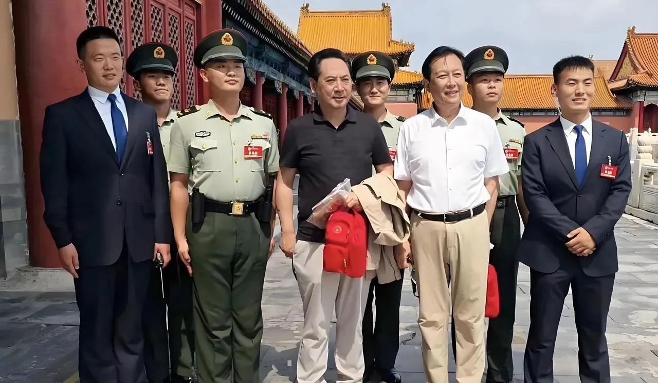 唐国强和刘劲等人的合影，唐国强饰演的毛主席颇有气场。唐国强老师和刘劲老师都是著