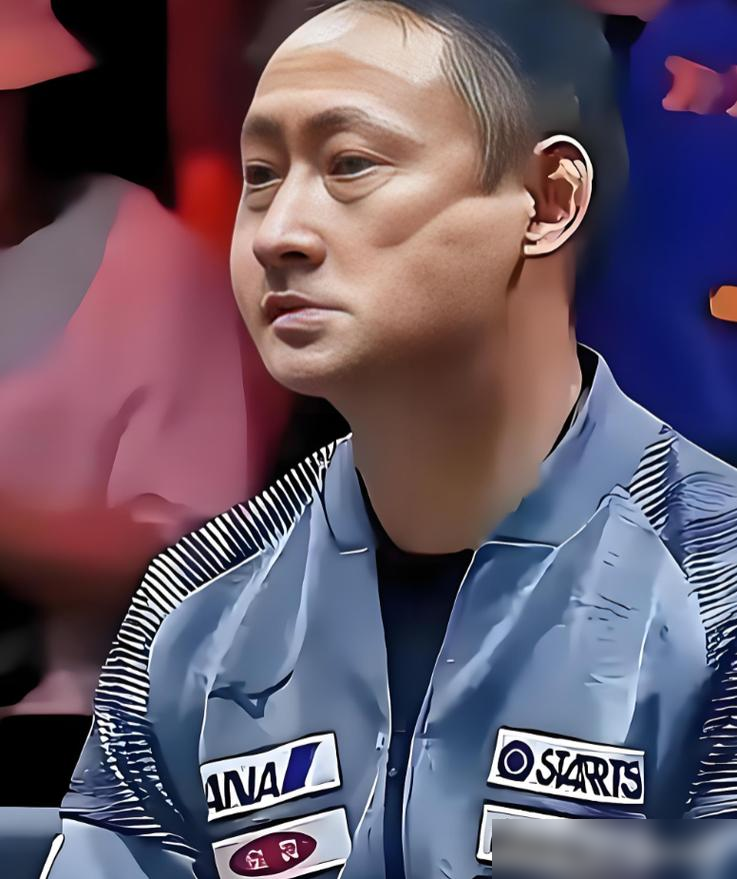 张本宇对着镜头掉泪了，红着眼眶求国内网友别骂他儿子。那个当年照片里清亮顺眼的四川小伙，现在眼神带刀，