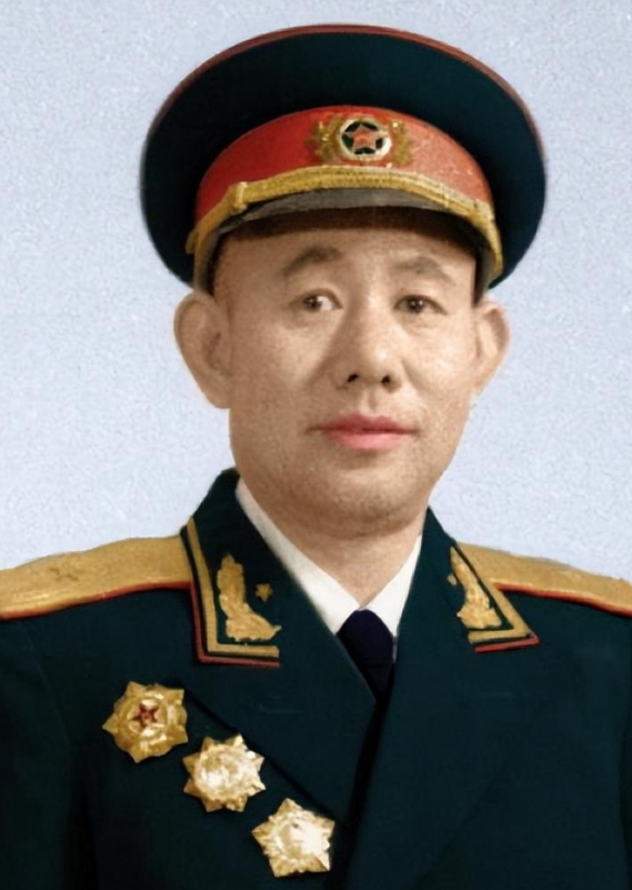 1951年，一群志愿军在撤退时，猛然发现眼前狭隘的山谷中，竟出现了成千上万个美军