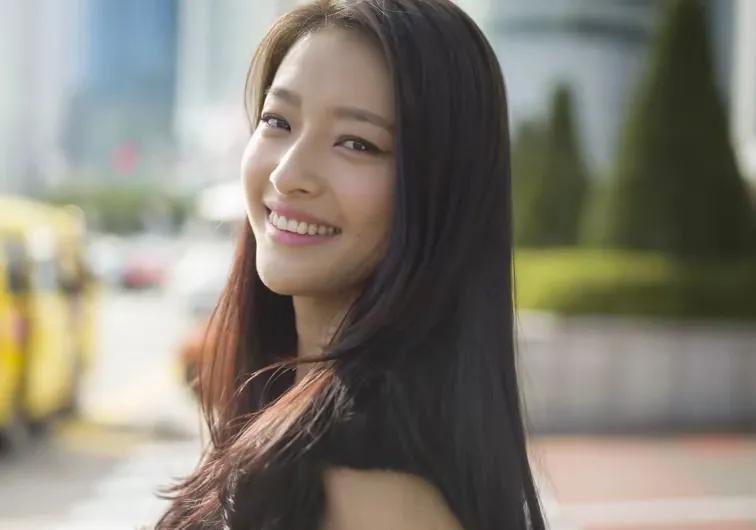 郎月婷，不光戏演的好，而且钢琴弹的好，还是著名的钢琴演奏家。在北京音乐厅、北京