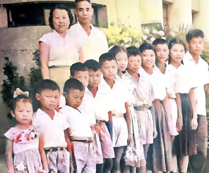 炮兵司令员工作厉害，生活也厉害，1961年炮兵司令吴信泉将军全家福，1955年，