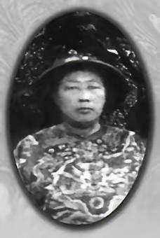 一天，12岁的同治帝，去给母亲慈禧请安。不料，他刚走进门，便被眼前一幕惊呆了，慈