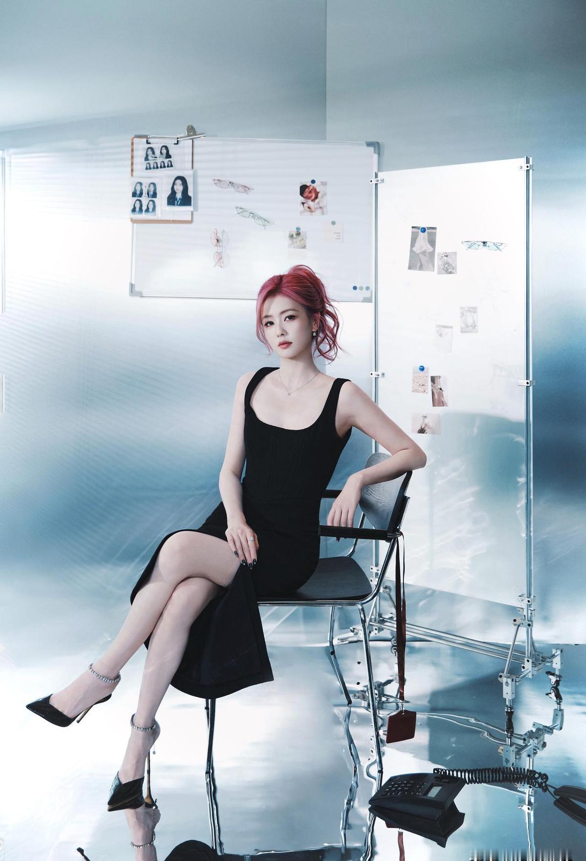 白鹿穿了条32年前的香奈儿高定，全场没人敢喘气。那裙子不是穿在身上，是挂在她身