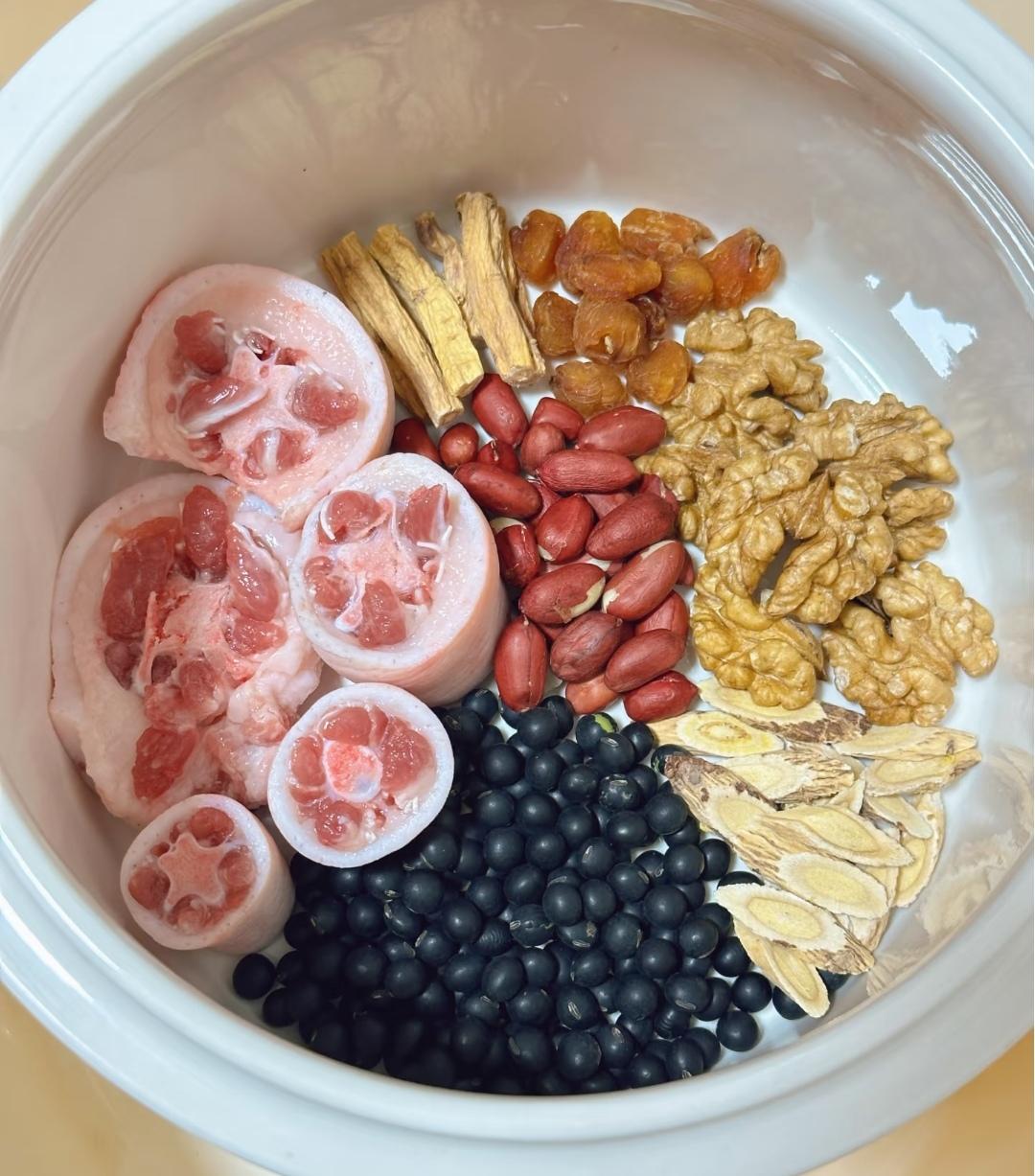 经常气血不足，腰酸背痛的友友们，都去给我喝这碗汤，别看它食材常见，做法简单，但却