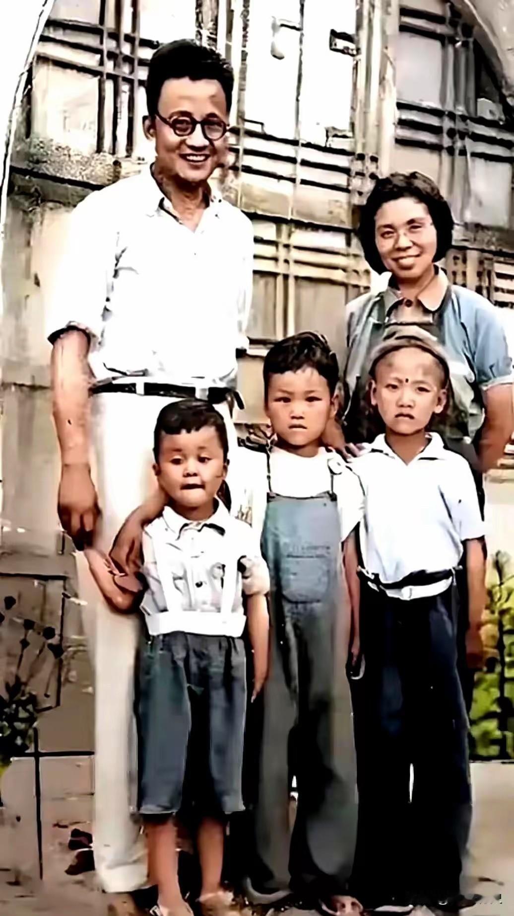 这张珍贵合影拍自1945年初夏，在延安窑洞门口一位我党的高级将领和妻子以及三个孩