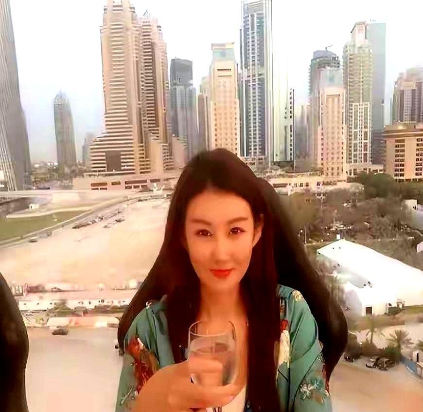 王宝强是不是傻？他自己不去红毯，让欠着188万外债的女友，牵着15岁儿子去走。