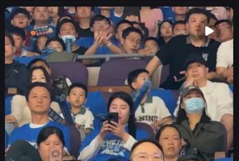 马龙带着家人看CBA—一家四口稳稳的幸福5月14日，马龙带着两个儿子和露姐一