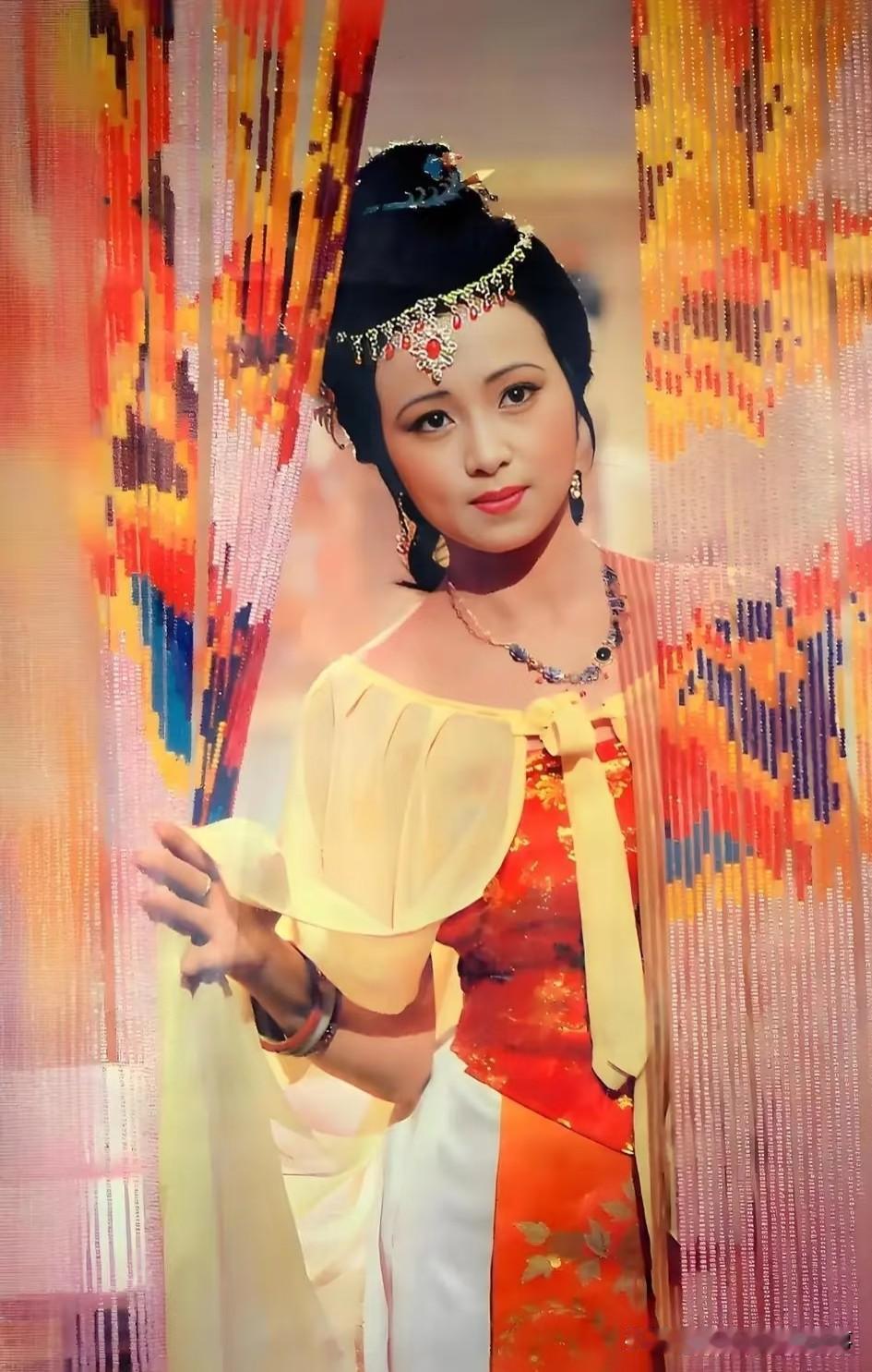 细品秦可卿“兼美”之名，竟藏《红楼梦》最妙的历史隐喻！昨夜朱楼梦，今宵水国吟，这