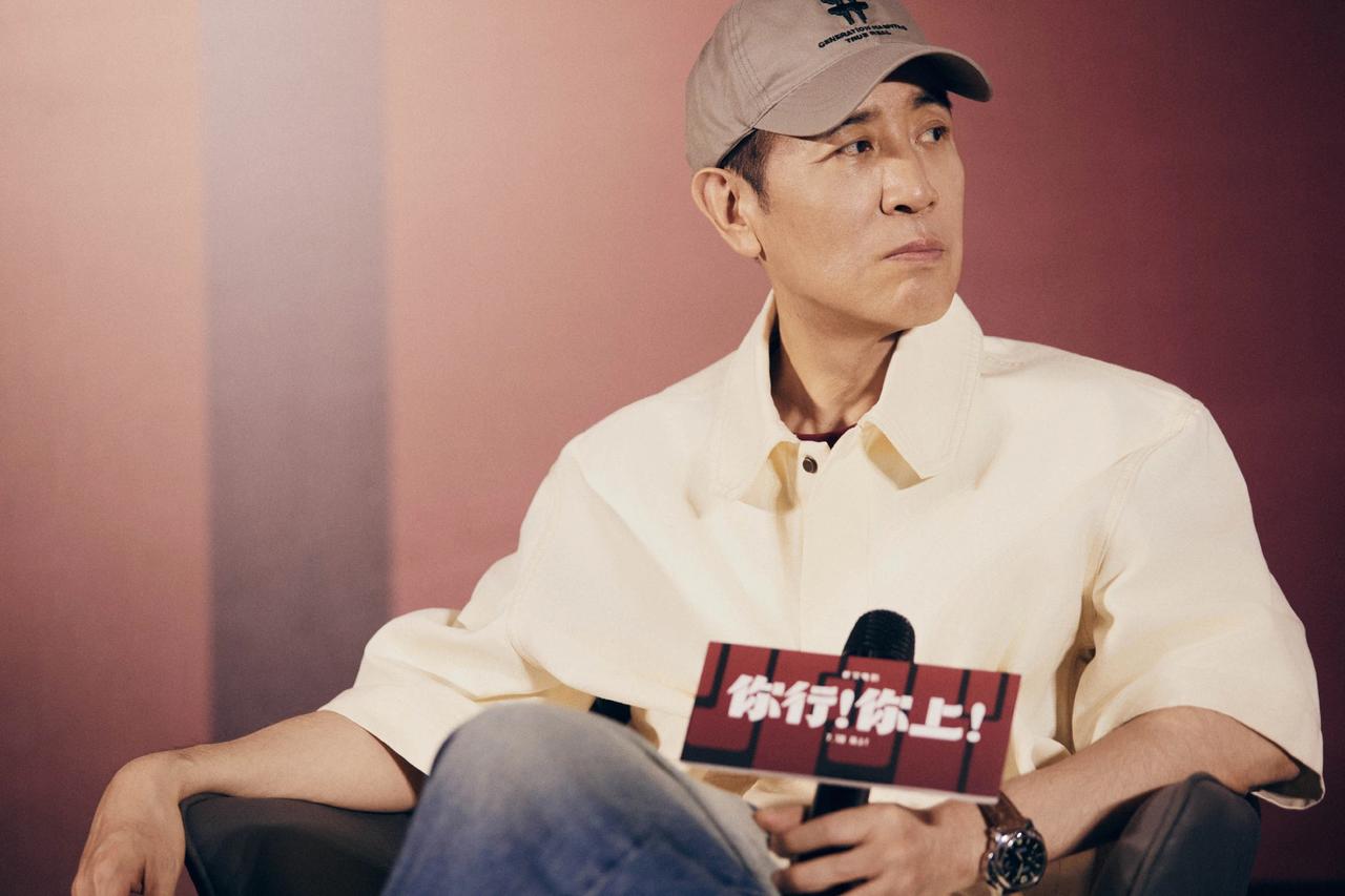 三十年前，张艺谋在《摇啊摇，摇到外婆桥》片场选群演时，曾对着四五十个跳舞的年轻人