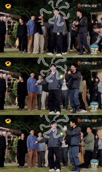 彭昱畅在《向往的生活》收官大戏排练走位时，真的太可爱了！沉迷背词没注意到周围，看