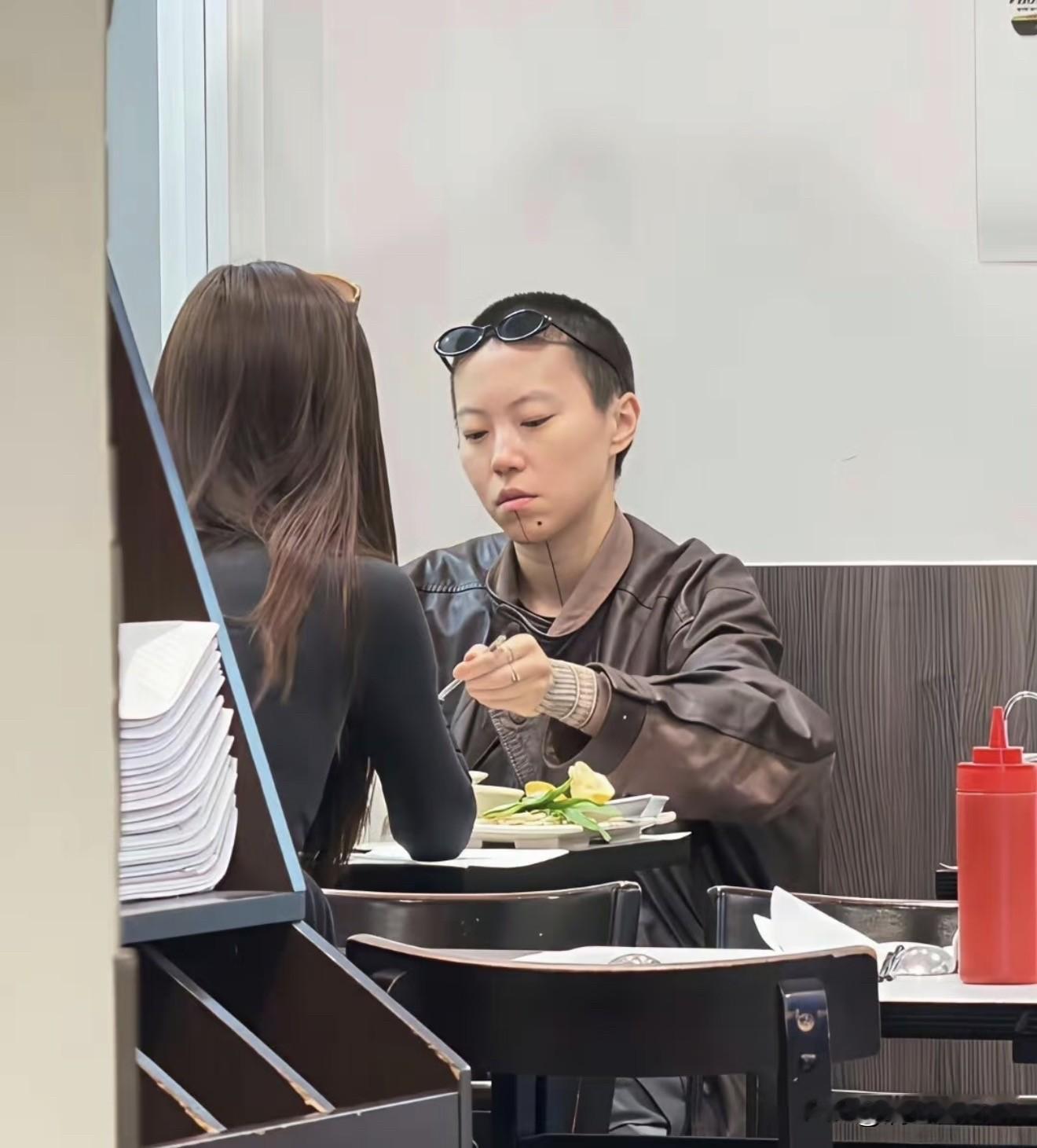 29岁窦靖童巴黎吃汤面被偶遇！寸头纹身！她要不是王菲的女儿这张脸有人看吗？天天说她松弛感，完全感觉不