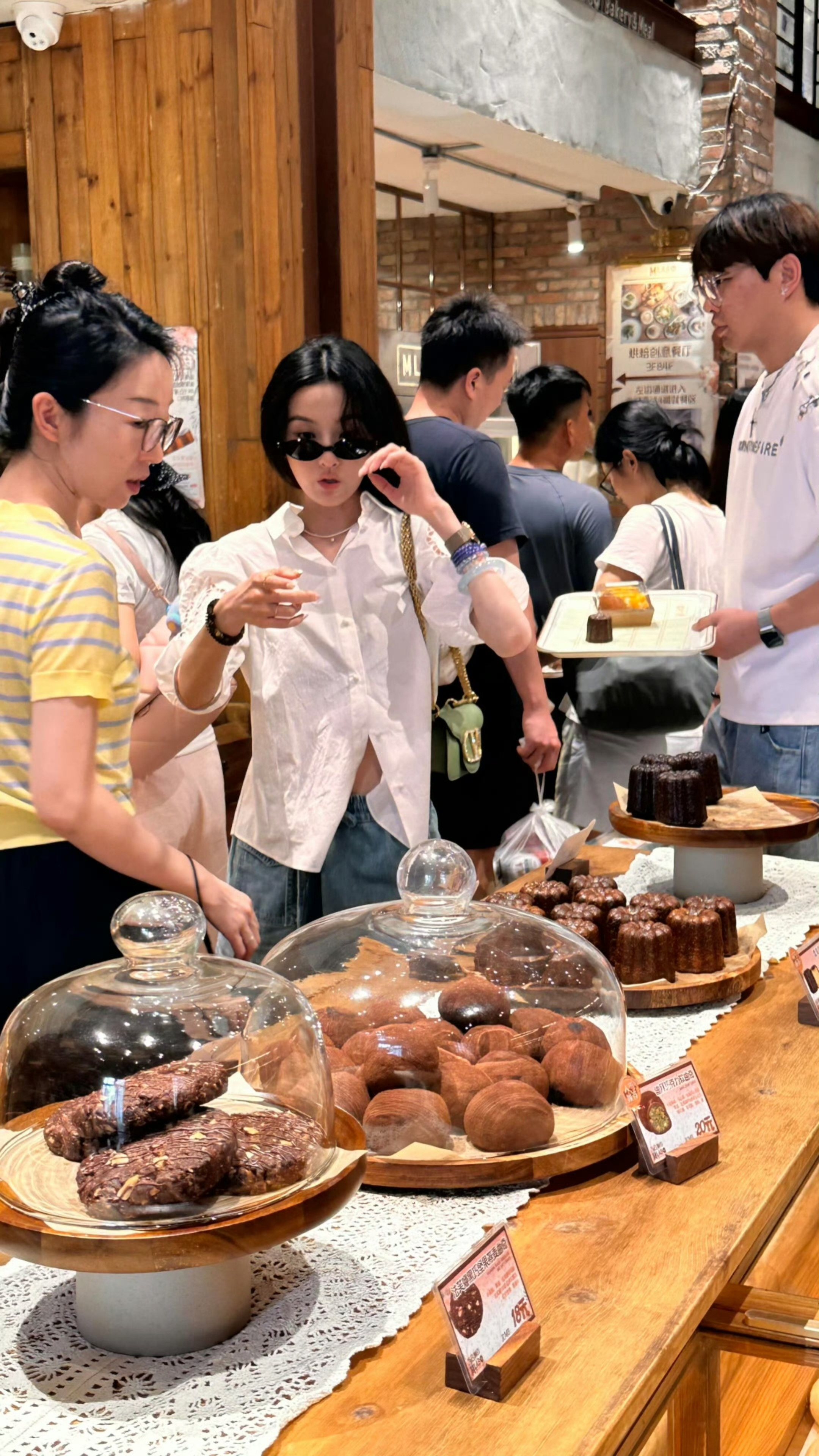 网友面包店偶遇宋祖儿