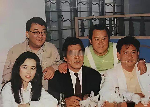 香港恶人成奎安离世15年千万遗产逼疯大房，没分到钱的二房却赢了​​​