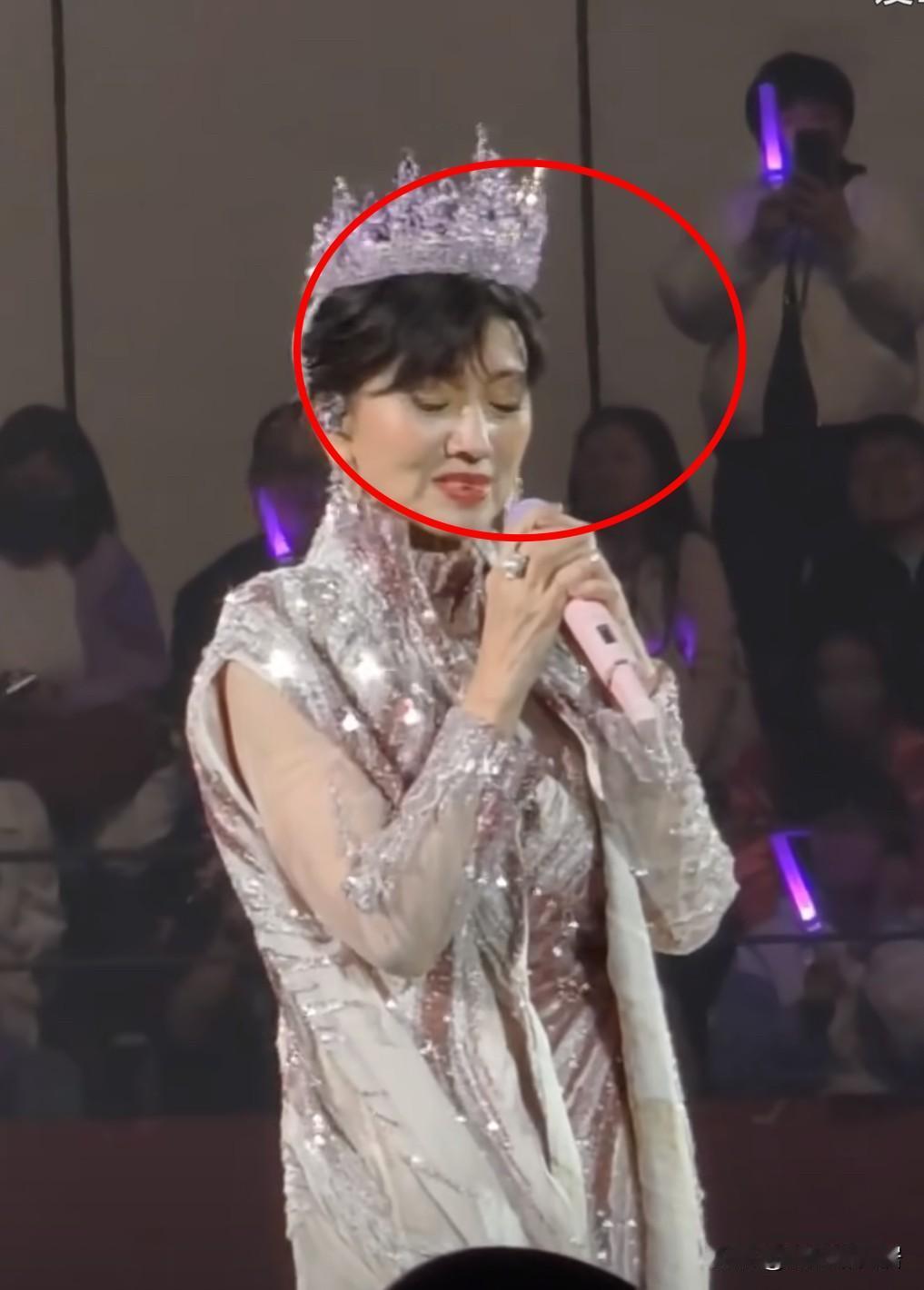 有个事儿啊，我一直没好意思说！感觉赵雅芝这阵是不是遇到啥困难了，她过生日开演唱