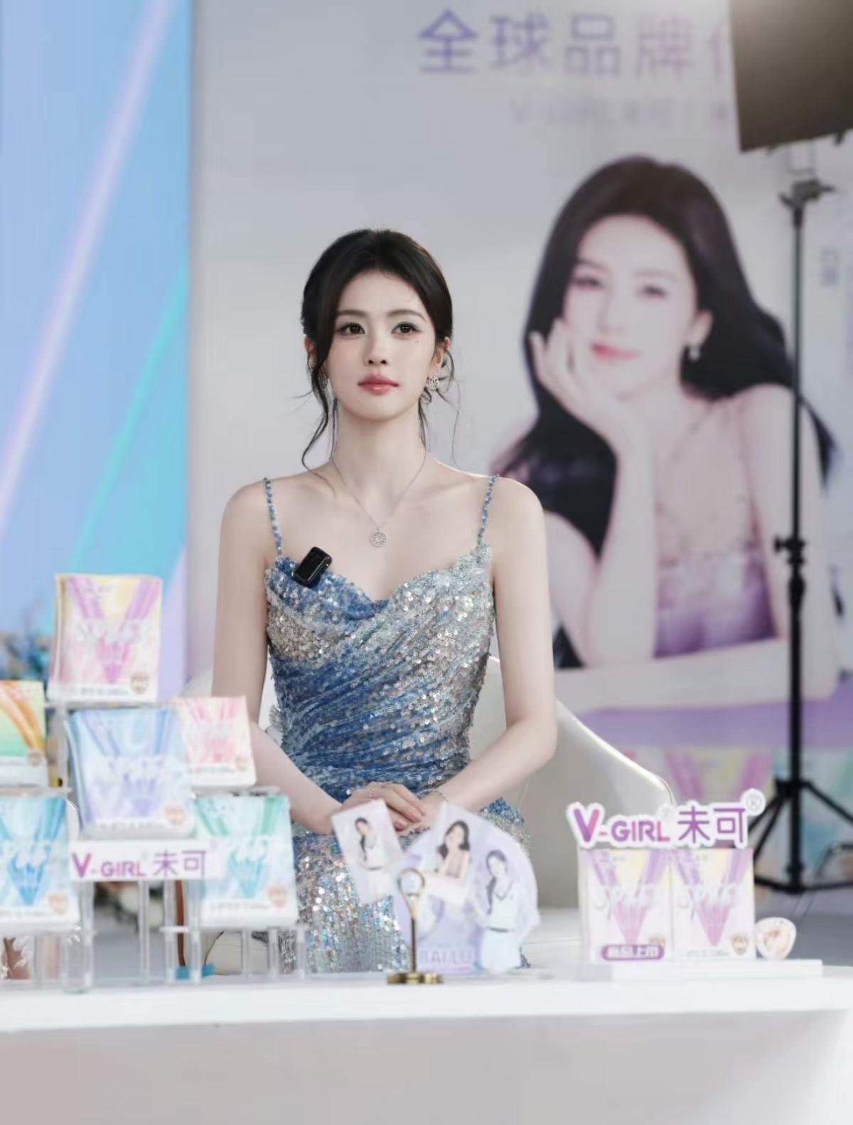 懂啊！白鹿今天的状态也太绝了吧[捂脸哭]水蓝色亮片裙直接封神，恭喜解锁全球品牌代