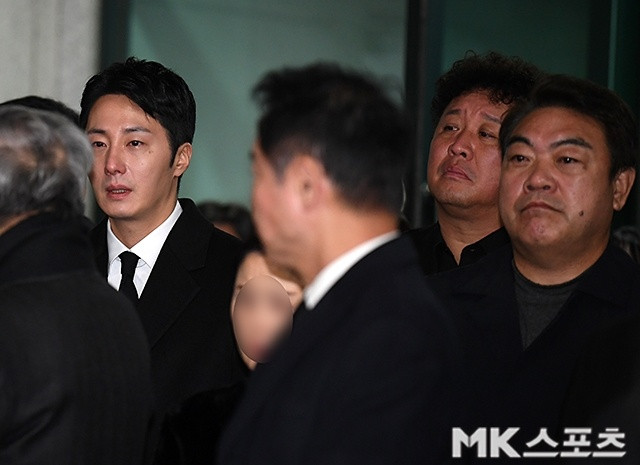 【丁一宇在李顺载告别式痛哭】看到这几张照片真的忍不住允浩和爷爷的感情一定很好吧！