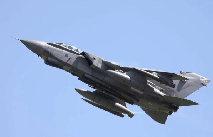 谁能想到，第一个向俄罗斯"抡重锤"的，不是美国，不是日本，而是一个战后"老